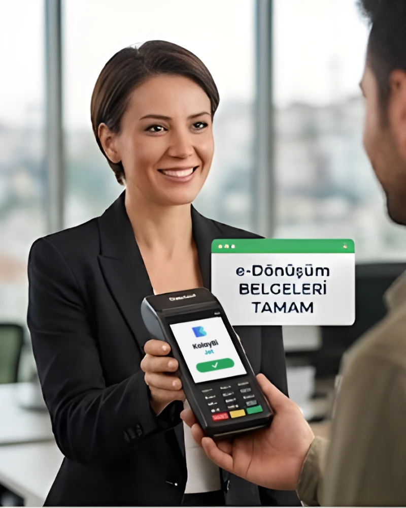 Müşterisine el terminalindeki onay ekranını gösteren satış temsilcisi
