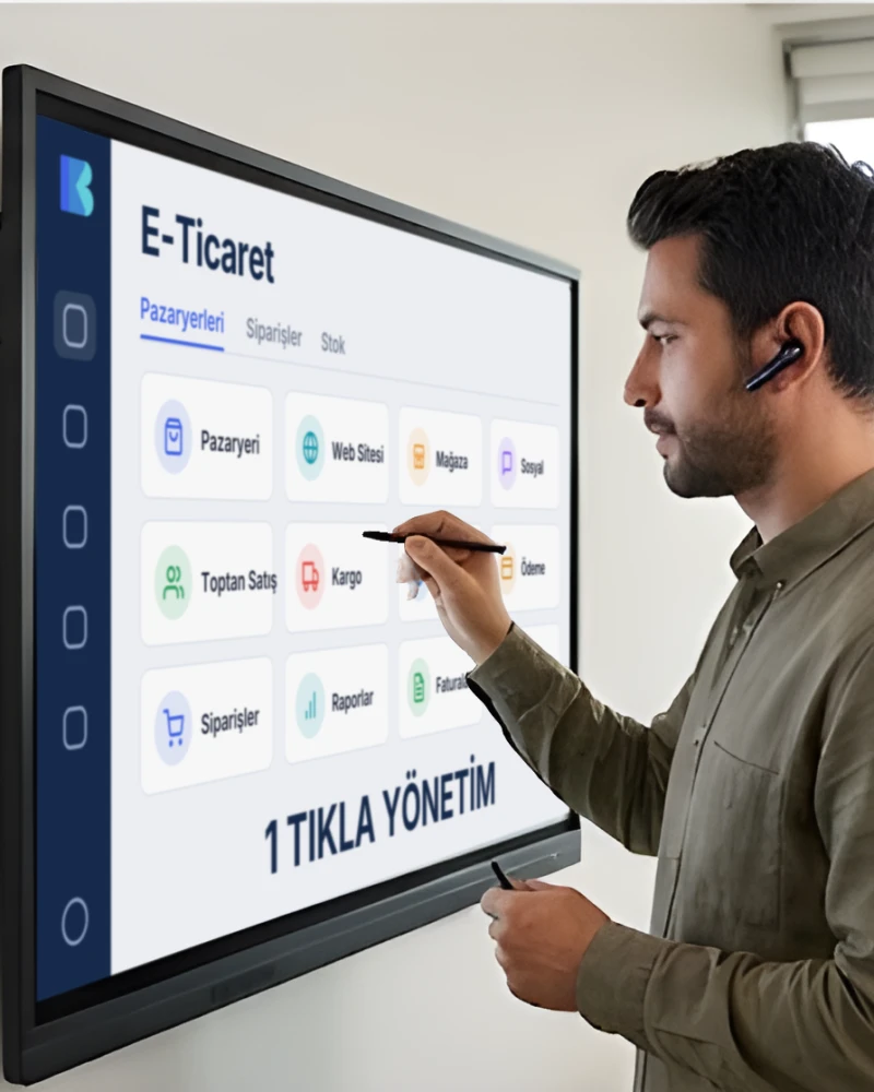 Dokunmatik ekranda KolayBi e-ticaret panelini kullanan adam